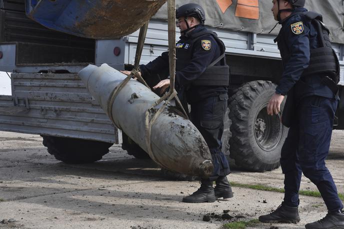 Neeksplodirana ruske jadralne bombe fab-500 | Ukrajinski vojaki natovarjajo neeksplodirano rusko bombo fab-500, ki so jo Rusi odvrgli letos marca v ukrajinski regiji Zaporožje. | Foto Guliverimage
