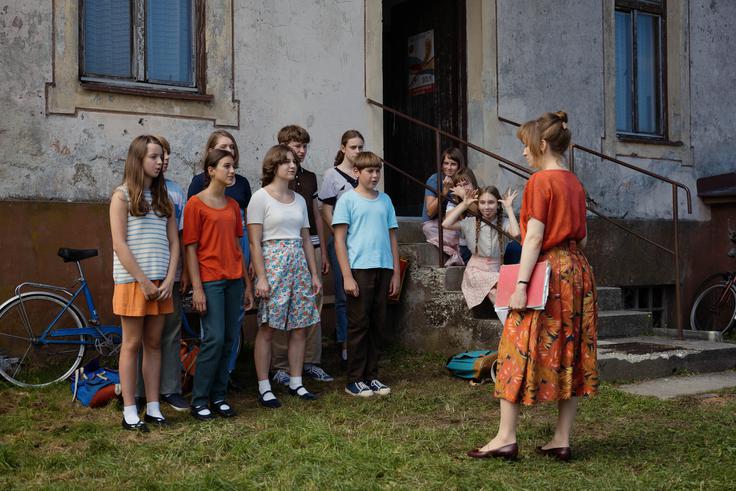 Že drugi slovenski film tega leta, v katerem je lik zborovodje antagonist – oziroma v tem primeru antagonistka. | Foto: Temporama