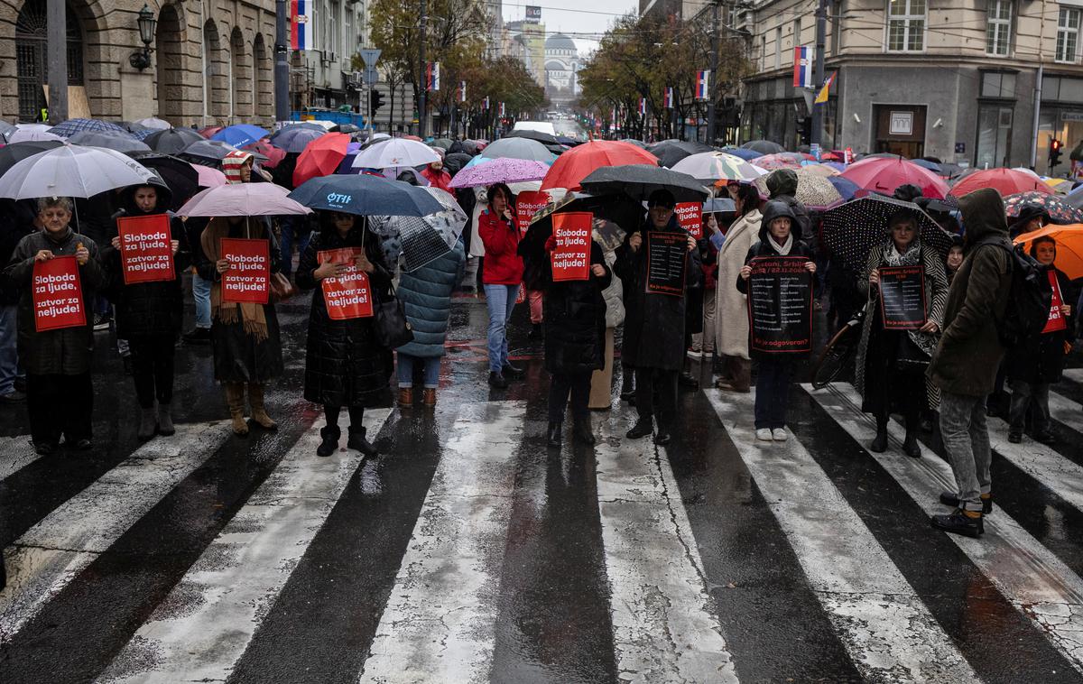 Novi Sad, protesti | Na protestnem shodu v znak solidarnosti z žrtvami zaradi zrušitve nadstreška na novosadski železniški postaji je na transparentih med drugim pisalo "Svoboda ljudem, zapor neljudem!" V spomin na žrtve so danes povsod po državi za 15 minut prekinili delo. Protestniki zahtevajo, da oblasti prevzamejo odgovornost za dogodek. | Foto Reuters