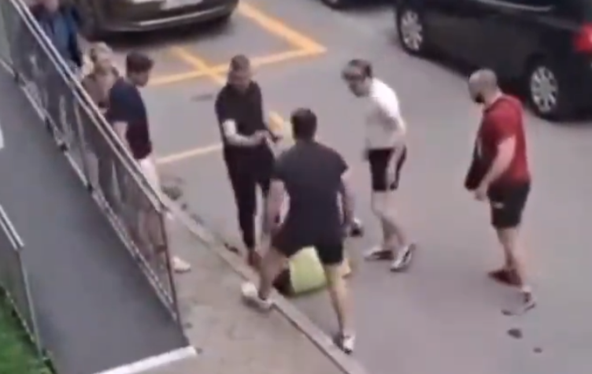 Pretep Šiška | Glede na besede, ki so bile izrečene med akterji v videoposnetku, in neuradne informacije, ki krožijo po družbenih omrežjih TikTok in Facebook, naj bi moški, ki je ležal na tleh, pred dogodkom v enem od ljubljanskih lokalov fizično obračunal z mamo udeleženca pretepa v beli majici.  | Foto TikTok / Nepridiprav / Posnetek zaslona