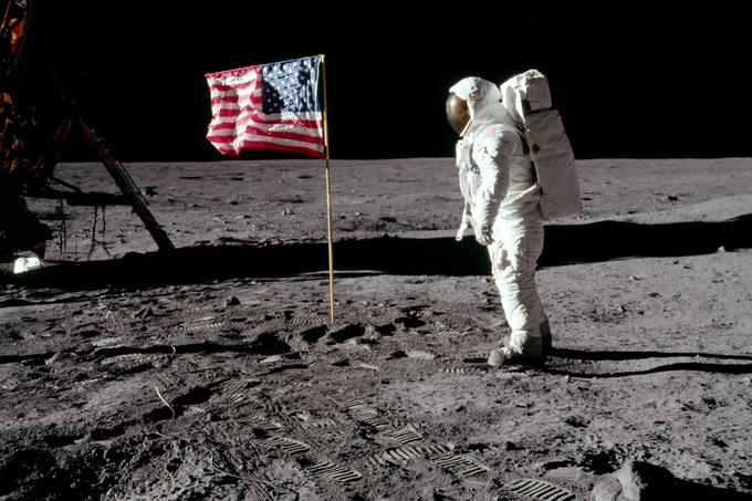 Zastava takole zapičena v Lunina tla ni ostala dolgo. Ob odhodu astronavtov jo je namreč prevrnil izpuh lunarnega modula. Eden od dejavnikov, ki je povzročil to nevšečnost, je bila sicer tudi nezmožnost Armstronga in Aldrina, da bi drog zastave zapičila globlje od 20 centimetrov.  | Foto: Reuters