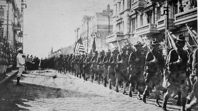 Ameriški vojaki korakajo po Rusiji. In Moskva je nemočna.