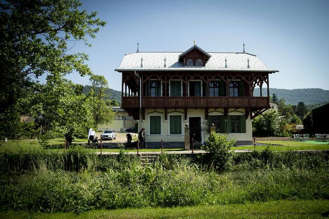 Na mestu današnje ruske dače je prvotno stavbo s številko 35 med letoma 1879 in 1882 zgradil Blaž Černe. Kmalu po njegovi smrti je njegova družina hišo zaradi finančne stiske prodala. Kupil jo je ljubljanski trgovec in pivovarniški zastopnik graške pivovarne Puntigamer France Petrič. Leta 1908 jo je dogradil v stilu, ki spominja na rusko dačo, kakršno lahko obnovljeno vidimo tudi danes.  | Foto: Ana Kovač