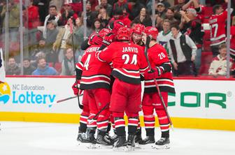 Carolina skočila na vrh vzhodne konference v NHL