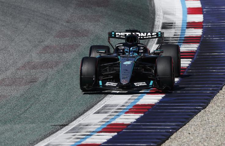 George Russell in Kimi Antonelli sta Mercedesu letos pridirkala že sedem zmag. Razloga za menjavo res nimajo. | Foto: Reuters
