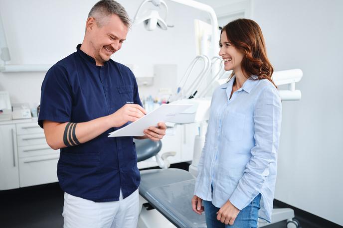 Ustna medicina | V sodobnih pristopih vse bolj izstopa zavedanje, da stanje v ustih odseva tudi širše dogajanje v telesu. Vnetja v ustni votlini tako niso le lokalna težava, ampak lahko vplivajo na splošno zdravje. Če je imunski sistem zaradi dolgotrajnega dražljaja – na primer ob vsadku – nenehno v pogonu, telo izgublja ravnovesje, vnetni procesi pa se lahko širijo tudi zunaj ustne votline. | Foto Ustna medicina