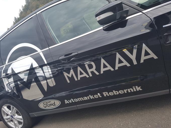 Marjetka Vovk in Raay, ki nastopata pod imenom Maraaya, se vozita z Rebernikovim fordom. | Foto: Metka Prezelj