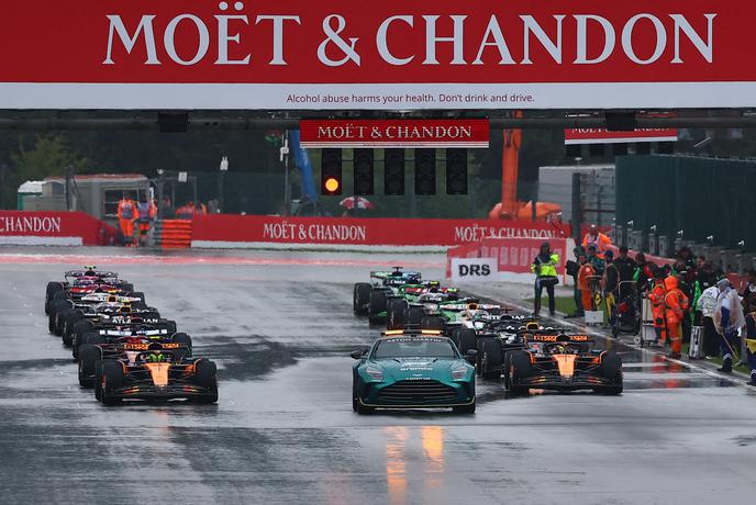 McLaren kljub dežju do dvojne zmage, velik skok Hamiltona