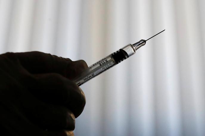 gripa cepljenje bolezen | Cepljenje proti covidu-19 ne zaščiti pred gripo in obratno, saj gre za cepljenji proti različnim virusom. | Foto Reuters