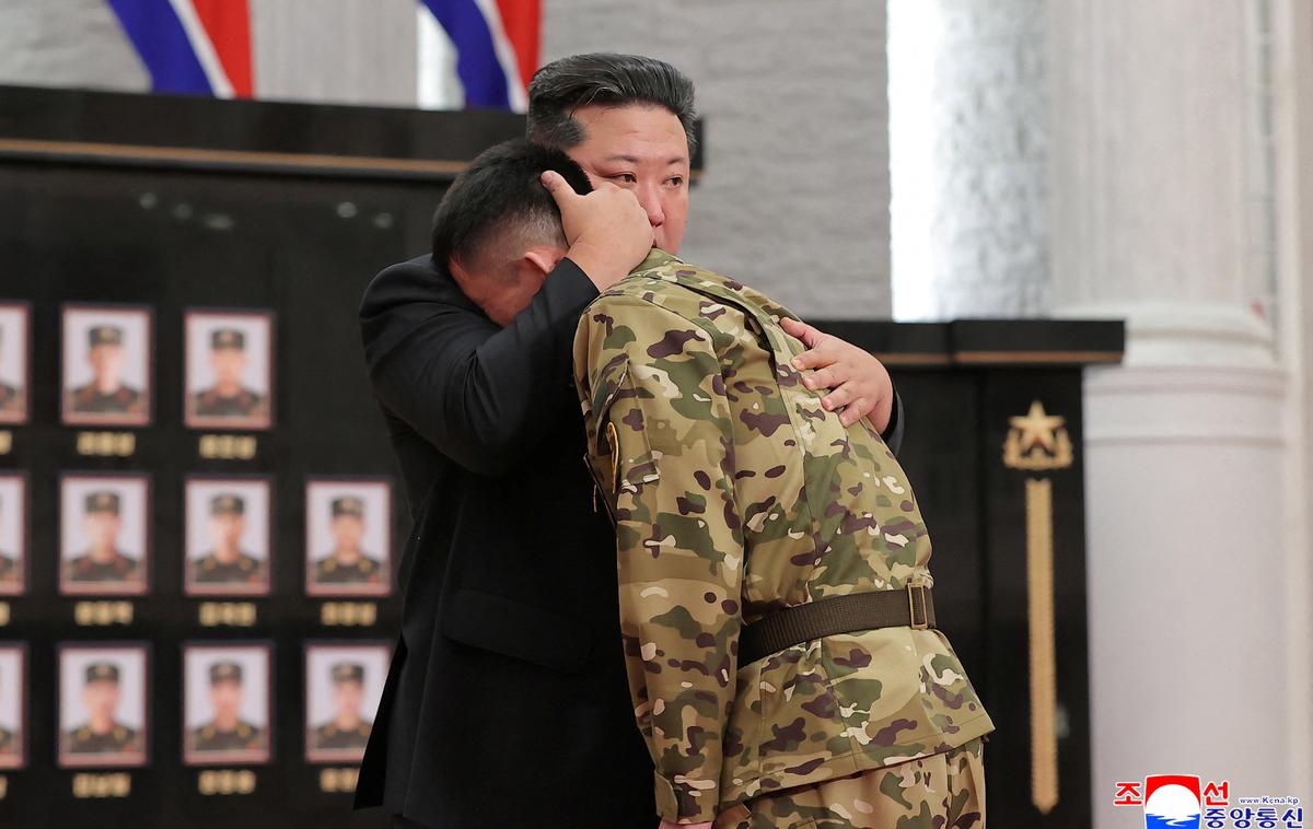 Kim Jong-Un | Kim Džong Un je pokazal svojo človeško plat in tolažil vojake. | Foto Reuters