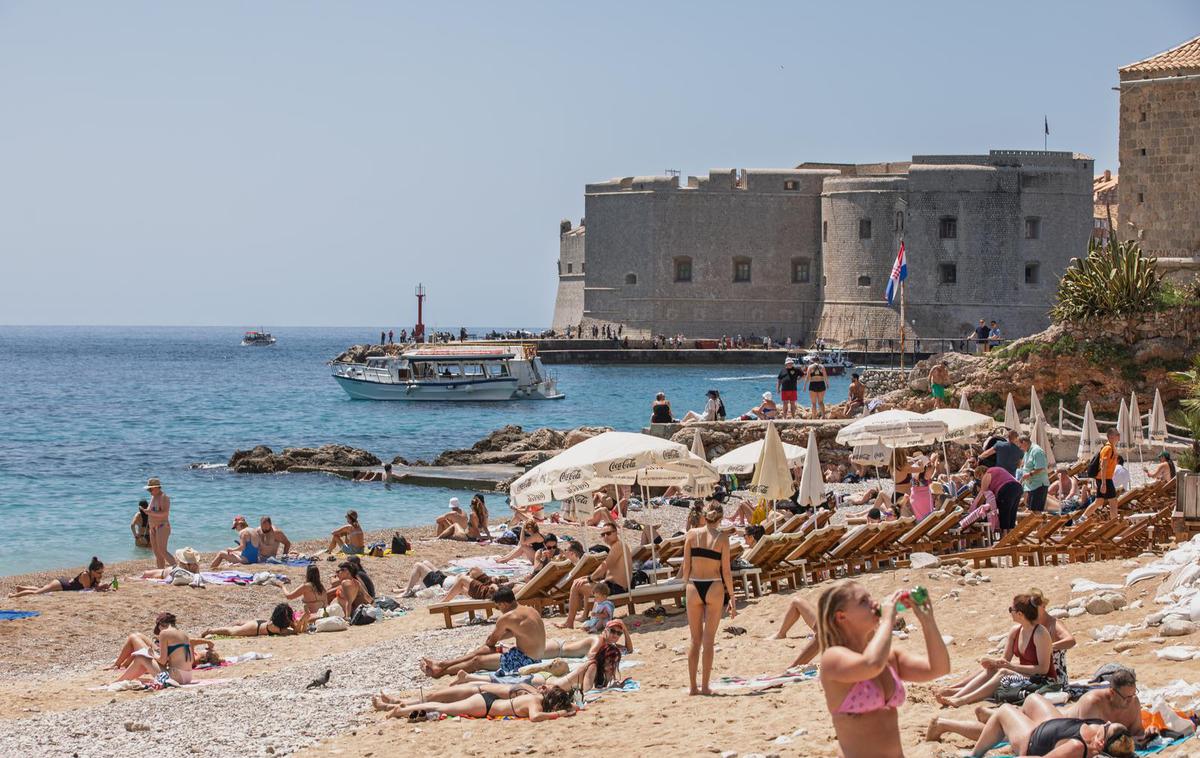 plaža hrvaška | Eden od hrvaških ekonomskih analitikov meni, da je hrvaški turizem pretirano izpostavljen mednarodnim trendom, poleg tega pa opozarja tudi na nesorazmerje med cenami in kakovostjo storitev.  | Foto Pixsell/Grgo Jelavic