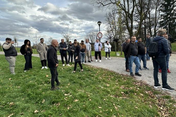 Shod predstavnikov romske skupnosti v Črnomlju | Kevin Tudija, sicer sin romskega svetnika iz Metlike, je dejal, da jih je po sobotni tragediji strah iti v mesto, ker ne vedo, kako jih bodo gledali, kaj jim bodo rekli, ali jih bodo celo žalili ali napadli. | Foto STA