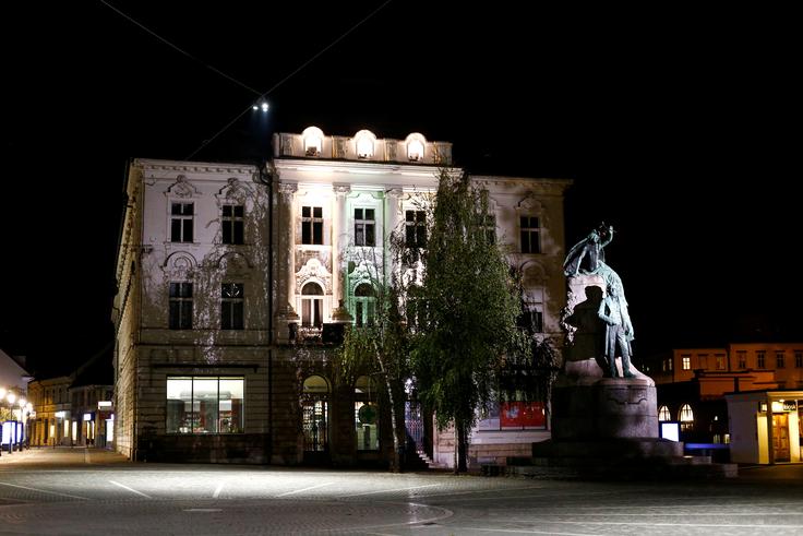 Gibanje po 21. uri brez maske izven regije in matične občine vas lahko drago stane. | Foto: Reuters
