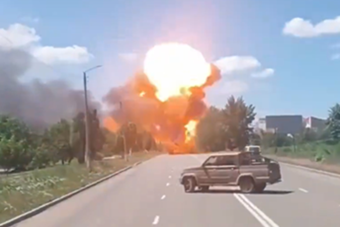 Silovita eksplozija ruskega tovornjaka, polnega streliva #video
