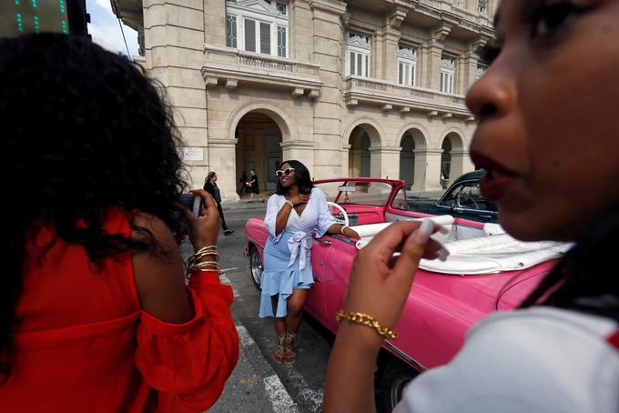 Pred petimi leti, ko je bilo na Kubi mogoče priti do interneta le v hotelih za tujce, so začeli postavljati javne brezžične dostopne točke, ki so še danes večinoma le na odprtem. | Foto: Reuters