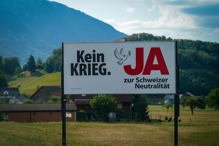 Na pobudo Švicarske ljudske stranke (SVP) in združenja Za Švico (Pro Schweiz) bodo Švicarji 27. septembra letos odločali o vpisu nevtralnosti v švicarsko zvezno ustavo. Nevtralnost, kot jo zahtevajo pobudniki, bi tudi preprečila švicarsko sodelovanje v sankcijah proti Rusiji. Kot meni Gujer, je ta pobuda voda na mlin Moskvi. | Foto: Guliverimage