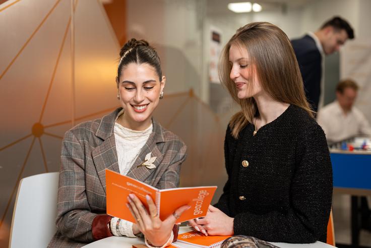 Sodobni voditelji morajo združevati strateško razmišljanje, razumevanje tehnologije, sposobnost sodelovanja z raznolikimi ekipami in visoko stopnjo čustvene inteligence. Poleg znanja je danes ključna tudi sposobnost hitrega odločanja v kompleksnih in nepredvidljivih razmerah. | Foto: GEA College