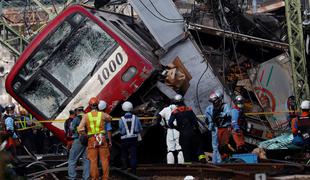 V trčenju vlaka in tovornjaka na Japonskem en mrtev, 29 poškodovanih