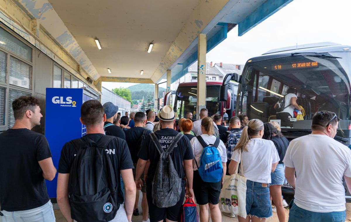 prizori pred Thompsonovim koncertov v Zagrebu | Obiskovalci Thomsonovega koncerta v Zagreb prihajajo z zasebnimi vozili in avtobusi, za katere so zagotovljena parkirna mesta, od koder se bodo peš odpravili do Hipodroma. | Foto Pixsell/Hrvoje Kostelac