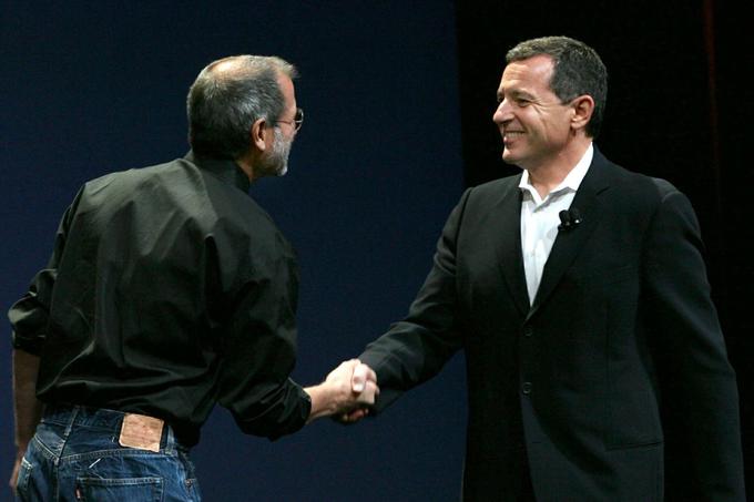 Ena prvih stvari, ki jih je Bobu Igerju (desno) leta 2006 povedal Steve Jobs (levo), je bilo dejstvo, da se mu je rak trebušne slinavke razširil na jetra. Po Jobsovem mnenju je Iger moral vedeti, v kaj se podaja z nakupom Pixarja,s katerim je Jobs postal tudi največji delničar Disneyja. | Foto: Reuters