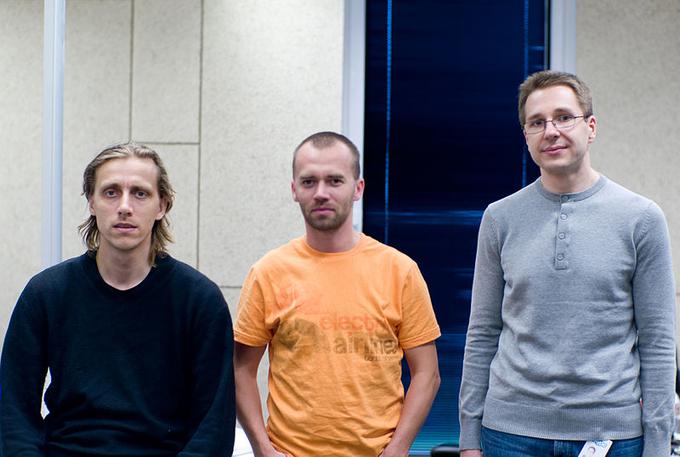 Estonski programerji, ki imajo veliko zaslug za to, da je Skype danes tak, kakršen je: Priit Kasesalu (desno),  Ahti Heinla (levo), Toivo Annus (na sredini). | Foto: Thomas Hilmes/Wikimedia Commons