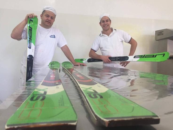 Maks Pogačnik skupaj z očetom in čokoladnimi elankami, ki sta jih premierno predstavila na 6. Festivalu čokolade v Radovljici. V rokah držita prave elanke, ki so na las podobne tistim na mizi, ki so izdelane iz čokolade.  | Foto: Osebni arhiv