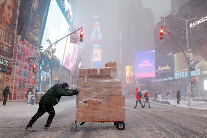 Vztrajnega newyorškega kurirja ne ustavi niti hud snežni metež, marec 2017. | Foto: Reuters