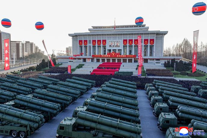 Severna Koreja | Po oceni analitikov bi raketni lansirnik lahko izstreljeval rakete z dosegom do 400 kilometrov. | Foto Reuters