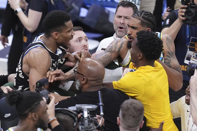 Indiana Pacers : Milwaukee Bucks | Giannis Antetokounmpo je s soigralci že sklenil sezono, po koncu pa v Indiani ni manjkalo vroče krvi. | Foto Guliverimage