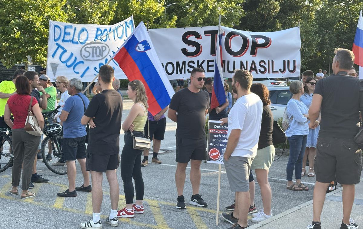 Protest Šentjernej | Zbrane je nagovoril tudi šentjernejski župan Jože Simončič, ki je dejal, da je med občani in Romi v preteklosti vladalo nekakšno krhko ravnovesje, ki je še omogočalo sobivanje. "Zdaj pa je zaradi izsiljevanj, tatvin in ropov ter fizičnih napadov nezaupanje preveliko in je sobivanje praktično nemogoče, kar je zelo neugodno in hkrati lahko nevarno," je dejal. | Foto STA