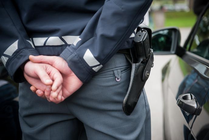 Napad na policiste: 22-letnika ustavili s streli, skušal je ukrasti tudi reševalno vozilo