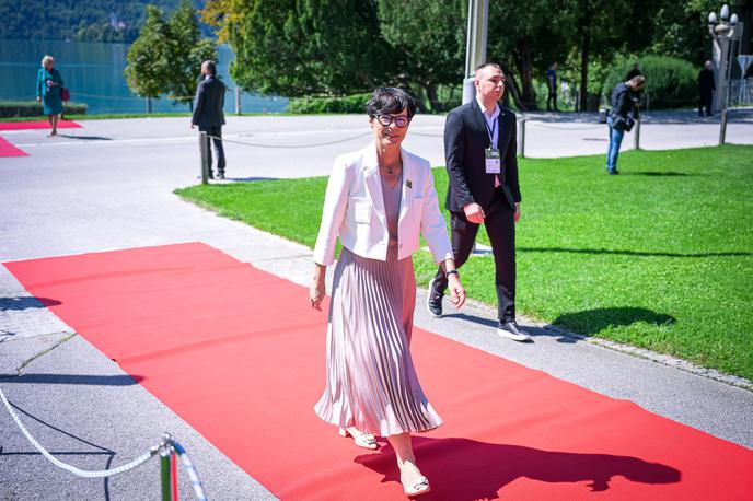 Marta Kos, Bled | V kabinetu Marte Kos so zaprosili tudi za srečanji s premierjem Janšo in zunanjim ministrom Kajzerjem ob robu BSF, ki danes in v torek poteka na Bledu. Vendar pa sta se tako premier kot zunanji minister zaradi drugih obveznosti opravičila, je dejala. | Foto Nebojša Tejić/STA