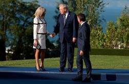 Donald Trump in francoska prva dama v središču pozornosti zaradi rokovanja