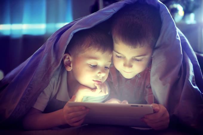 "Čas za rabo zaslona naj bo določen vnaprej in del drugih družinskih aktivnosti," poudarja Anja Radšel. | Foto: Shutterstock