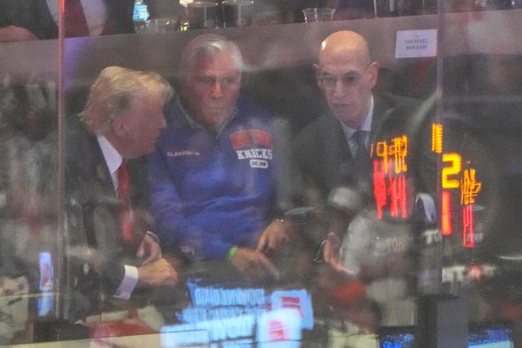 Finalno tekmo v Madison Square Gardnu si je ogledal tudi ameriški predsednik Donald Trump, ki se je pogovarjal z Bruceom Blakemanom in komisarjem lige NBA Adamom Silverjem. | Foto: Guliverimage