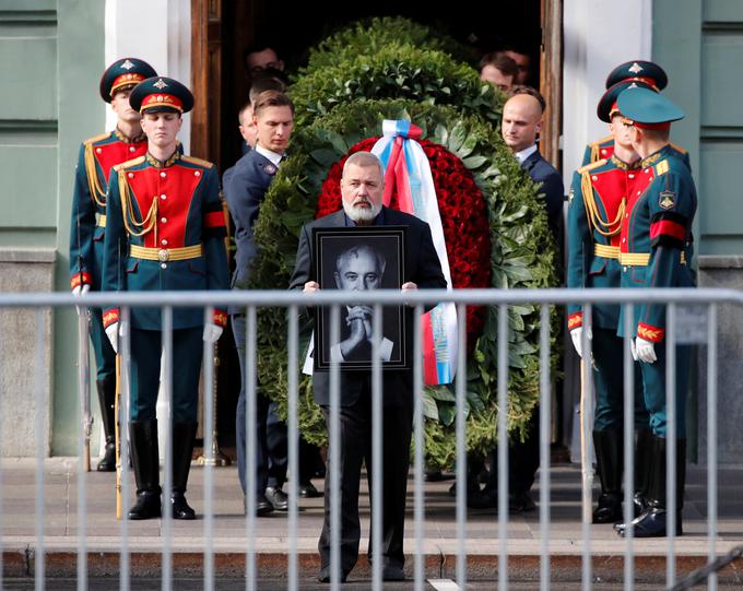 Kljub Gorbačovovi veličini in častni straži ob krsti današnji pogreb ni bil državniški, kar priča o nenaklonjenosti Kremlja zadnjemu sovjetskemu voditelju. | Foto: Reuters