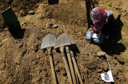 V BiH odkrili novo množično grobišče žrtev iz Srebrenice
