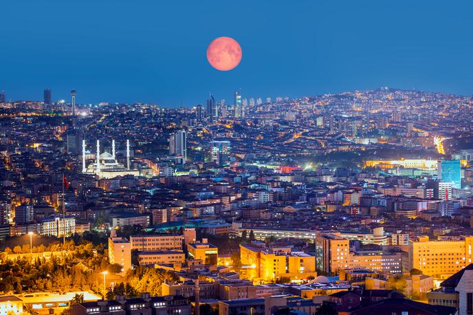 Ankara | Nezakonita proizvodnja alkoholnih pijač je velik problem v Turčiji, kjer so alkoholne pijače zaradi visokih davkov razmeroma drage. | Foto Shutterstock