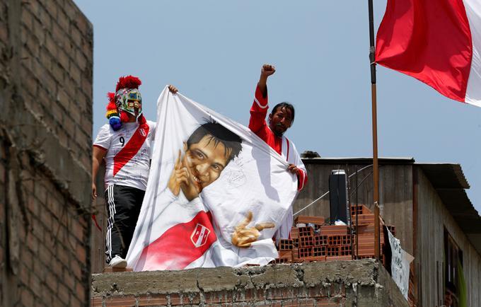Suspendirani zvezdnik je v Peruju najbolj priljubljen športnik, zato ne čudi, da mu ljudje stojijo ob strani. | Foto: Reuters