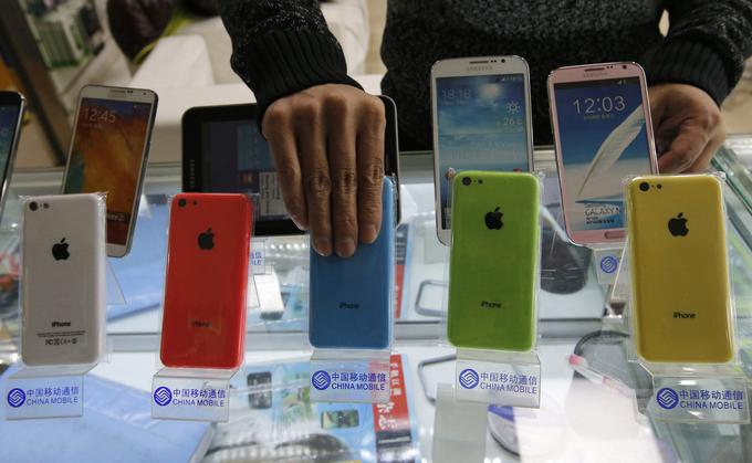 Šlo je za starejše modele iPhone 5S in 5C (na fotografiji), 6 in 6 Plus ter 6S in 6S Plus.  | Foto: Reuters