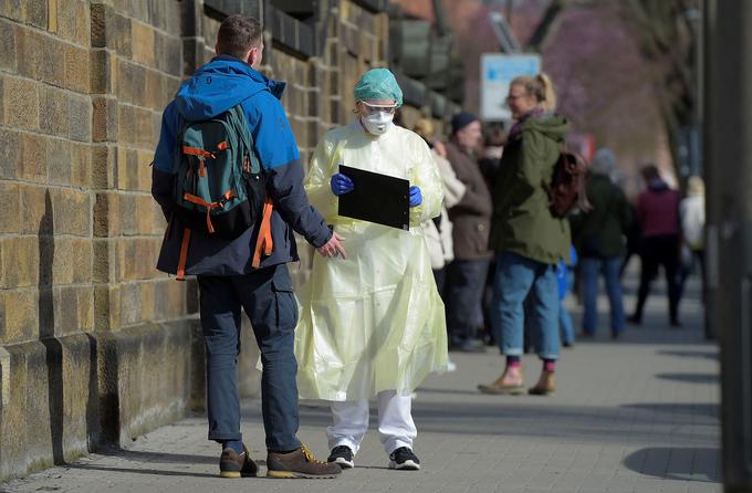 V Nemčiji zdaj vsak okuženi okuži še eno osebo, prej pa jih je sedem. | Foto: Reuters