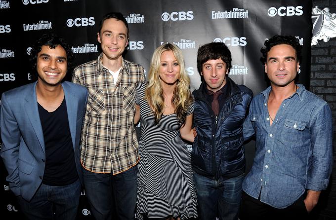 Četverica najbolje plačanih TV-igralcev, Kunal Nayyar (levo), Jim Parsons, Simon Helberg in Johnny Galecki (desno), s soigralko Kaley Cuoco, ki je na ženski lestvici zasedla drugo mesto. | Foto: Getty Images