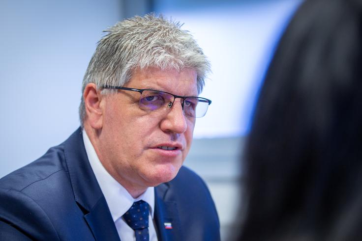 Minister Boštjan Poklukar meni, da policija vsakodnevno ocenjuje varnostna tveganja, tako na taktični kot tudi na strateški ravni. Tam, kjer se zazna povečana ogroženost, se okrepi prisotnost policijskih enot. Tako so že od sredine lanskega junija bistveno okrepili delovanje v občinah z večjo romsko populacijo – ukrep je dolgoročen in usmerjen v preventivo. | Foto: Gaja Hanuna