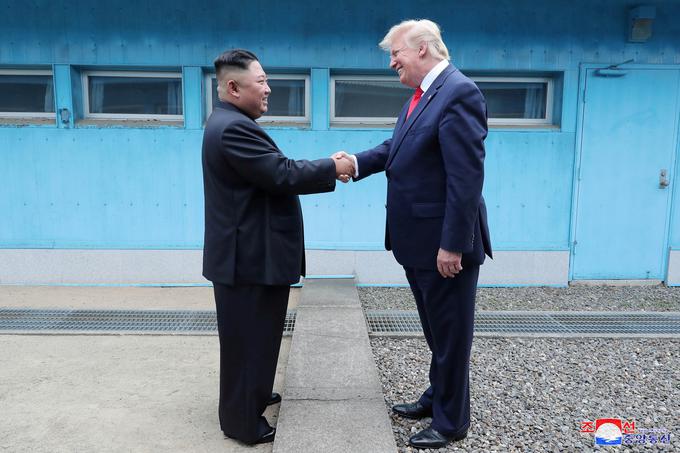 Pjongjang in Washington si trenutno prizadevata za oživitev zastalih pogovorov o severnokorejskem programu jedrskega orožja in gospodarskih sankcijah. Ameriški predsednik Donald Trump in severnokorejski voditelj Kim Jong-un sta se junija sestala na demilitariziranem območju med Korejama, kjer sta se dogovorila za oživitev pogovorov. | Foto: Reuters