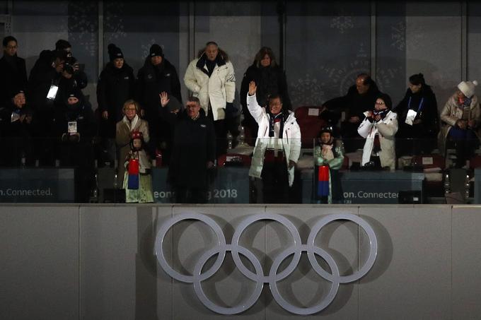 Južnokorejski predsednik Moon Jae In je po prihodu v častno ložo olimpijskega štadiona veselo pomahal občinstvu. | Foto: Guliverimage/Getty Images