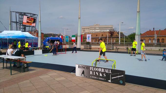 Pred dvorano se obiskovalci lahko preizkusijo v različnih športih, med drugim lahko odigrajo tudi tekmo floorballa. | Foto: Siol.net/ A. P. K.