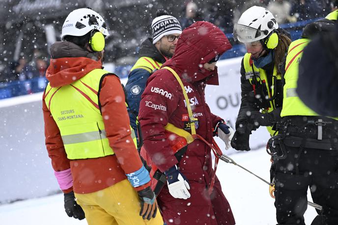 Lindsey Vonn | Smuk v Crans-Montani so zaradi številnih padcev odpovedali. Med osmoljenkami je tudi Lindsey Vonn, ki so jo s helikopterjem odpeljali na nadaljnje preiskave. | Foto Reuters