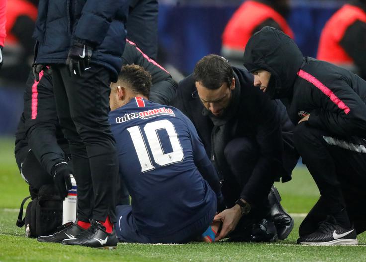 Prejšnjo sredo se je poškodoval na pokalni tekmi proti Strasbourgu. | Foto: Reuters