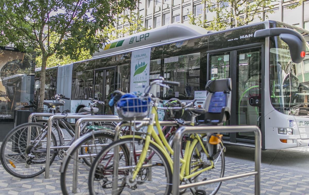 mestni avtobus | Jeseni se bo dalo voznino plačevati neposredno s plačilnimi karticami, kar bo potovanja olajšalo predvsem občasnim uporabnikom javnega potniškega prometa.   | Foto Bojan Puhek