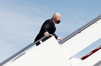 Kljub preglavicam jo je Biden odnesel brez poškodb #video